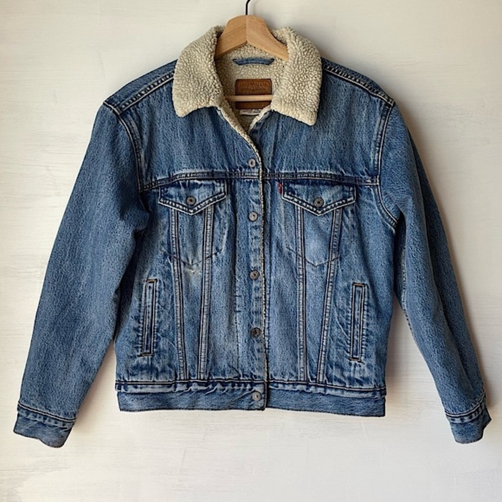 *SOLD* Levi’s Denim Sherpa Trucker Jacket Size: Small